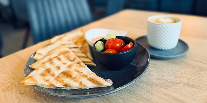 Bagel se sýrem či šunkou nebo quesadilla a šálek kávy pro 1-2 osoby v bistru Rea café