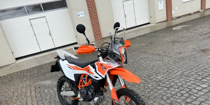 Půjčení terénní a silniční motorky KTM na den, víkend nebo i na celý týden