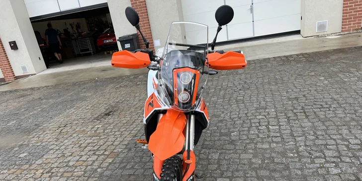 Půjčení terénní a silniční motorky KTM na den, víkend nebo i na celý týden