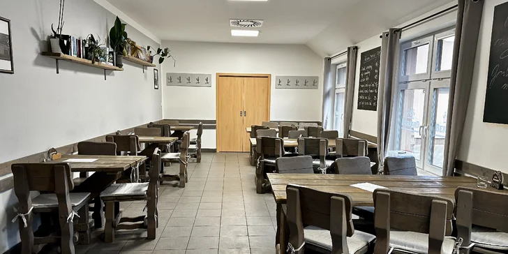 Grilované maso a zelenina na meči, hranolky, pečivo i omáčky pro dva