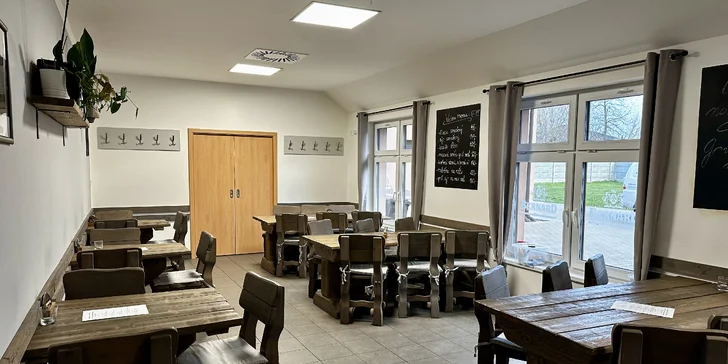 Grilované maso a zelenina na meči, hranolky, pečivo i omáčky pro dva
