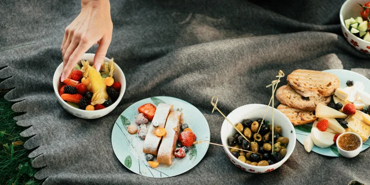 Piknikový koš plný dobrot i lahev prosecca v zámeckém parku Chateau Herálec