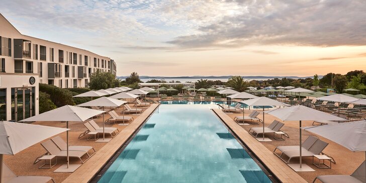 Luxusní 5* family resort u Zadaru: vlastní pláž a bazény, 2 děti zdarma, plná či polopenze, wellness i úžasný dětský svět