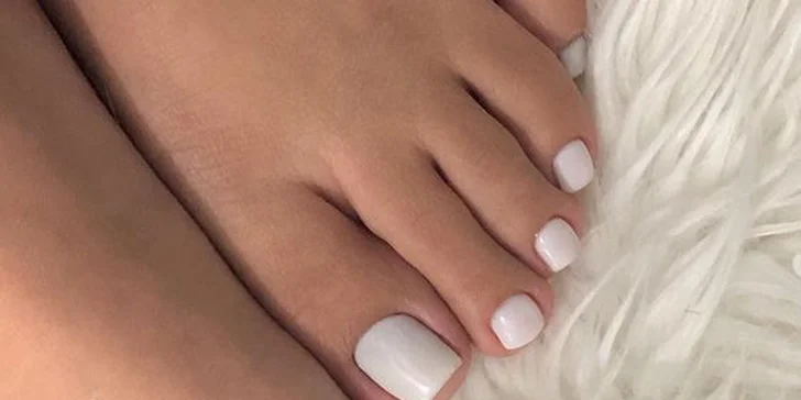 Manikúra a pedikúra vč. masáže: lakování, P-Shine nebo Shellac