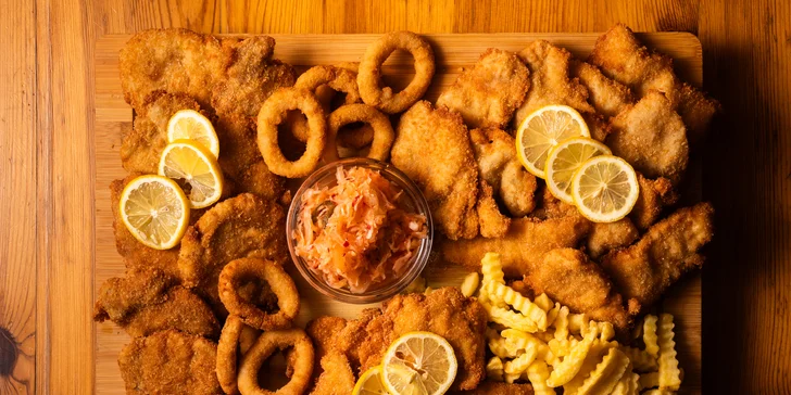 Prkno plné řízků s cibulovými kroužky a hranolkami ve variantách 600 g anebo 1,2 kg masa