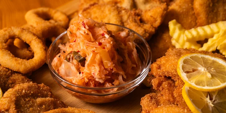 Prkno plné řízků s cibulovými kroužky a hranolkami ve variantách 600 g anebo 1,2 kg masa