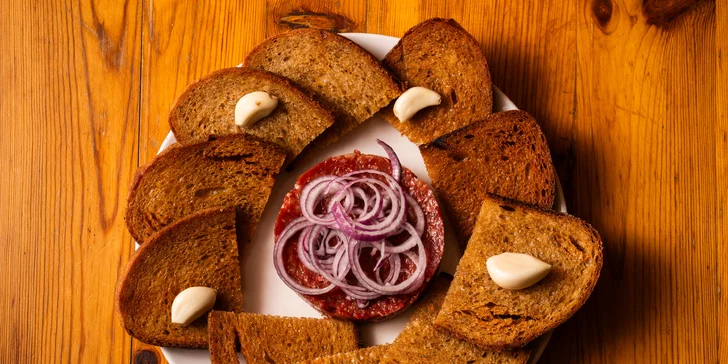 Tatarák s topinkami a pivem hned u výstaviště, dejte si 250 nebo 500 g