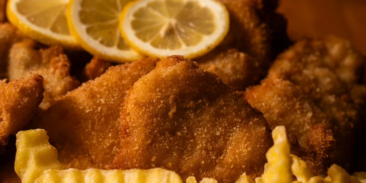 Prkno plné řízků s cibulovými kroužky a hranolkami ve variantách 600 g anebo 1,2 kg masa