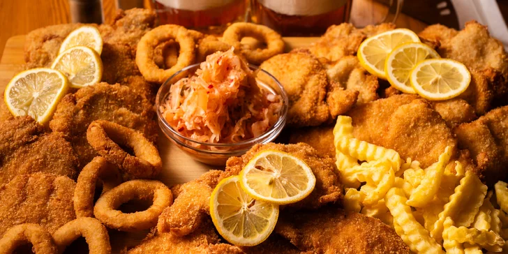 Prkno plné řízků s cibulovými kroužky a hranolkami ve variantách 600 g anebo 1,2 kg masa