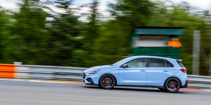 Jízda v Hyundai i30 N na hradeckém polygonu: 1–8 brutálně rychlých kol