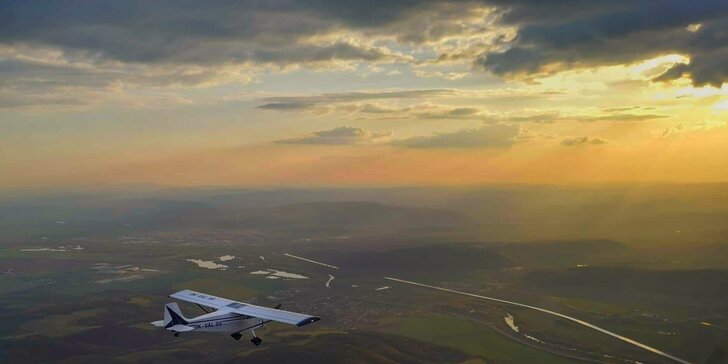 Vyhlídkový let s výhledy na krajinu, zámky i hrady českým letadlem Tulák