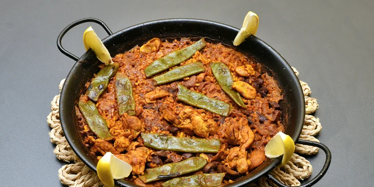 Španělsko na Starém Městě: mix tapas, studený a teplý masový talíř či paella se sklenkou vína pro 2 osoby