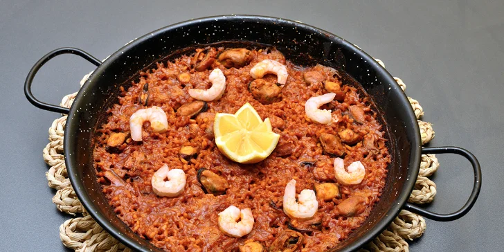 Španělsko na Starém Městě: mix tapas, studený a teplý masový talíř či paella se sklenkou vína pro 2 osoby