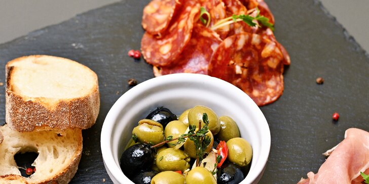 Španělská večeře pro dva: výběr předkrmů, paella Valenciana či s mořskými plody a víno