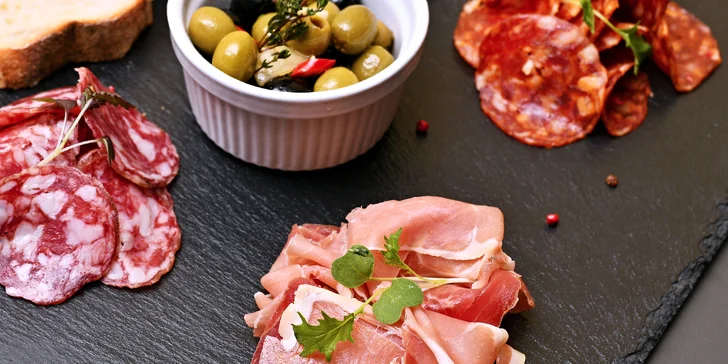 Španělská večeře pro dva: výběr předkrmů, paella Valenciana či s mořskými plody a víno