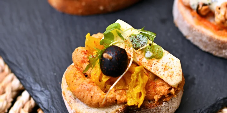 Španělsko na Starém Městě: mix tapas, studený a teplý masový talíř či paella se sklenkou vína pro 2 osoby