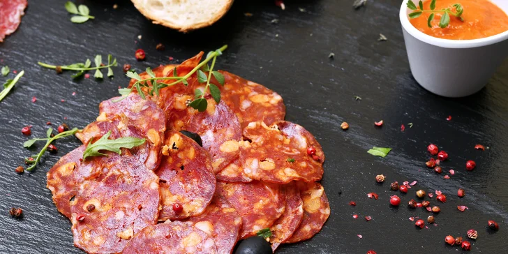 Španělsko na Starém Městě: mix tapas, studený a teplý masový talíř či paella se sklenkou vína pro 2 osoby