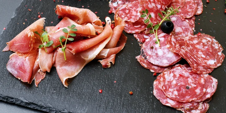 Španělsko na Starém Městě: mix tapas, studený a teplý masový talíř či paella se sklenkou vína pro 2 osoby
