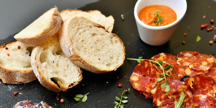 Španělsko na Starém Městě: mix tapas, studený a teplý masový talíř či paella se sklenkou vína pro 2 osoby