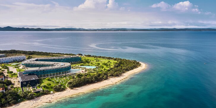 5* resort na poloostrově Punta Skala: snídaně, neomezeně luxusní wellness, soukromé pláže i zábavní klub