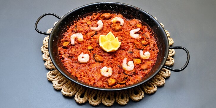 Španělsko na Starém Městě: mix tapas, studený a teplý masový talíř či paella se sklenkou vína pro 2 osoby