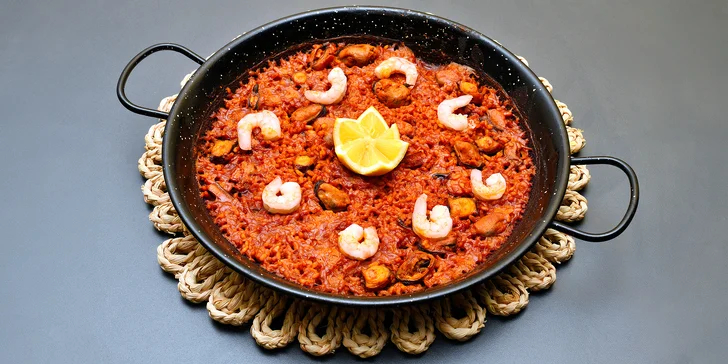 Španělsko na Starém Městě: mix tapas, studený a teplý masový talíř či paella se sklenkou vína pro 2 osoby