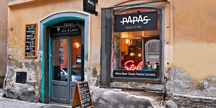 Španělsko na Starém Městě: mix tapas, studený a teplý masový talíř či paella se sklenkou vína pro 2 osoby