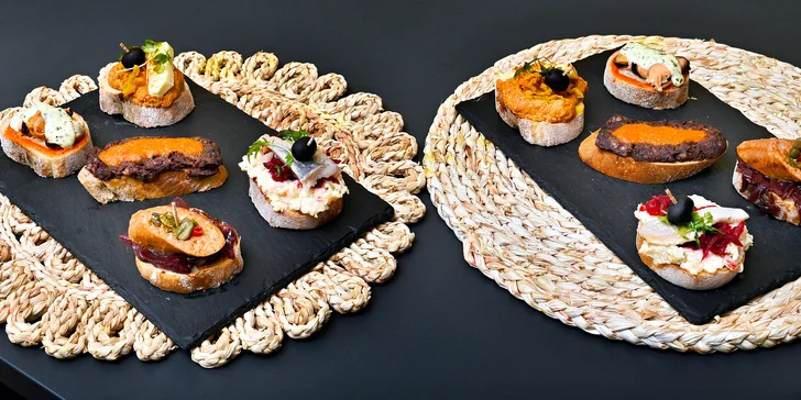 Španělsko na Starém Městě: mix tapas, studený a teplý masový talíř či paella se sklenkou vína pro 2 osoby
