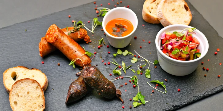 Španělsko na Starém Městě: mix tapas, studený a teplý masový talíř či paella se sklenkou vína pro 2 osoby