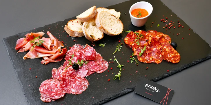 Španělsko na Starém Městě: mix tapas, studený a teplý masový talíř či paella se sklenkou vína pro 2 osoby