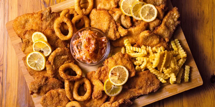 Prkno plné řízků s cibulovými kroužky a hranolkami ve variantách 600 g anebo 1,2 kg masa