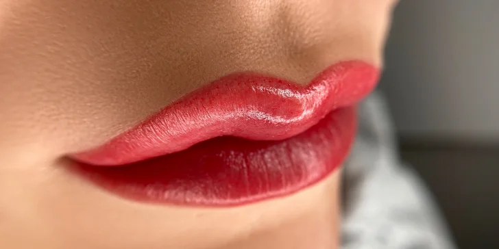Permanentní make-up rtů nebo obočí pudrovou metodou