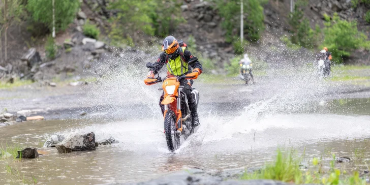 Půjčení terénní a silniční motorky KTM na den, víkend nebo i na celý týden