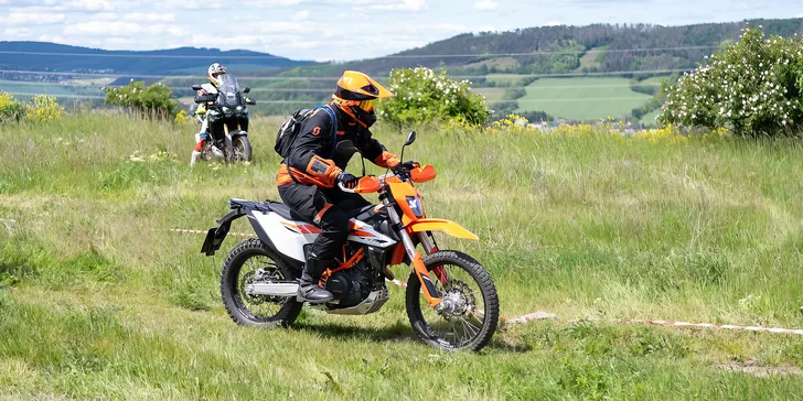Půjčení terénní a silniční motorky KTM na den, víkend nebo i na celý týden