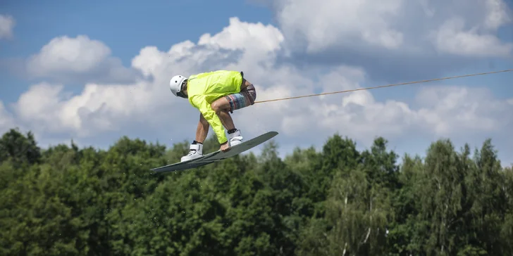 Parádní jízda po vodní hladině: wakeboarding až na 1 hodinu s možností trenéra pro 1–4 osoby