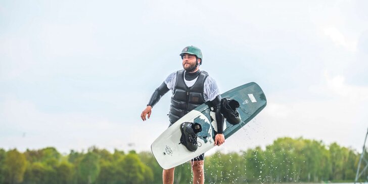Parádní jízda po vodní hladině: wakeboarding až na 1 hodinu s možností trenéra pro 1–4 osoby