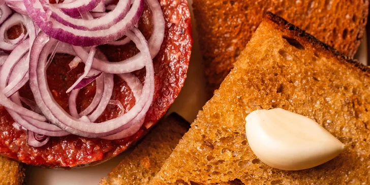 Tatarák s topinkami a pivem hned u výstaviště, dejte si 250 nebo 500 g