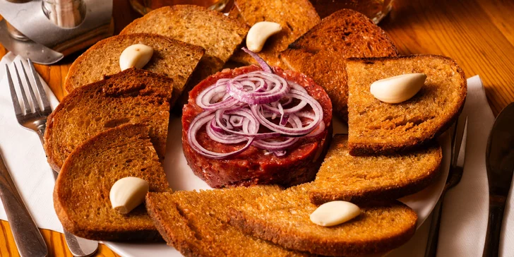 Tatarák s topinkami a pivem hned u výstaviště, dejte si 250 nebo 500 g
