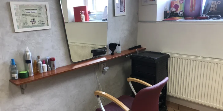 Dámský střih včetně regenerace a stylingu s možností barvení v Nuslích