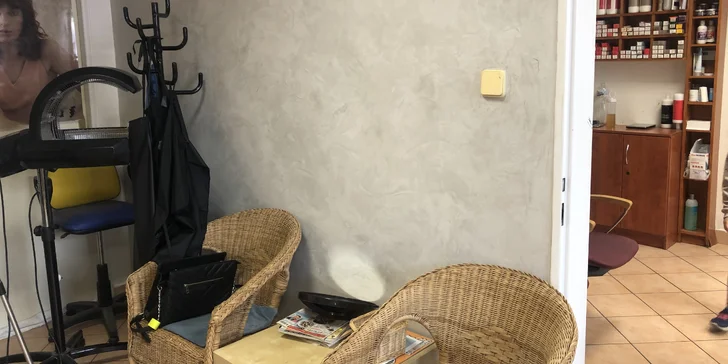 Dámský střih včetně regenerace a stylingu s možností barvení v Nuslích