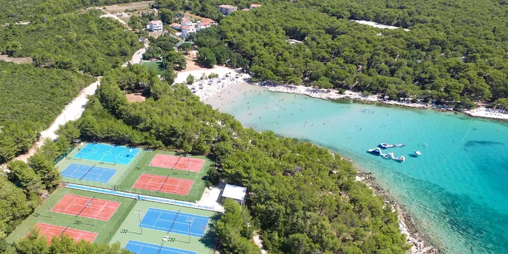 Super plážový resort v Pakoštane: ubytování v bungalovu, plná penze a spousta atrakcí zdarma