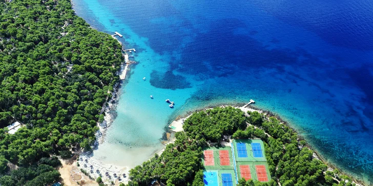 Super plážový resort v Pakoštane: ubytování v bungalovu, plná penze a spousta atrakcí zdarma