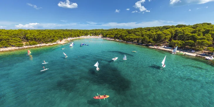 Super plážový resort v Pakoštane: ubytování v bungalovu, plná penze a spousta atrakcí zdarma