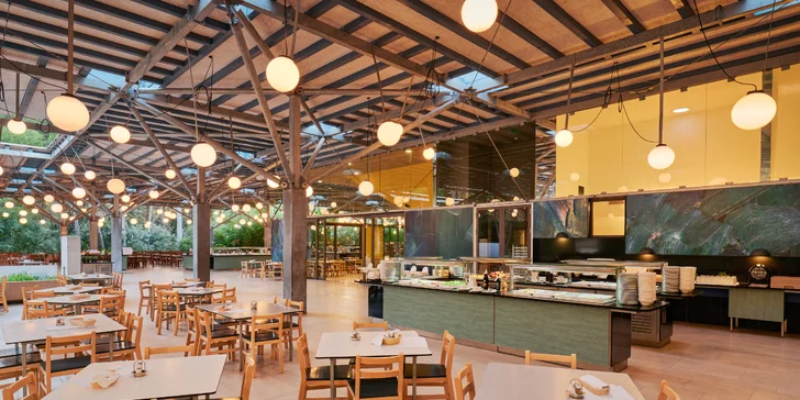 Super plážový resort v Pakoštane: ubytování v bungalovu, plná penze a spousta atrakcí zdarma