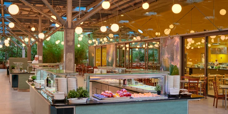 Super plážový resort v Pakoštane: ubytování v bungalovu, plná penze a spousta atrakcí zdarma