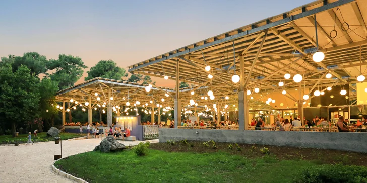 Super plážový resort v Pakoštane: ubytování v bungalovu, plná penze a spousta atrakcí zdarma