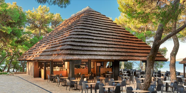 Super plážový resort v Pakoštane: ubytování v bungalovu, plná penze a spousta atrakcí zdarma