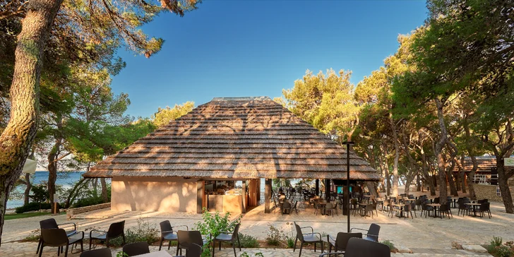 Super plážový resort v Pakoštane: ubytování v bungalovu, plná penze a spousta atrakcí zdarma