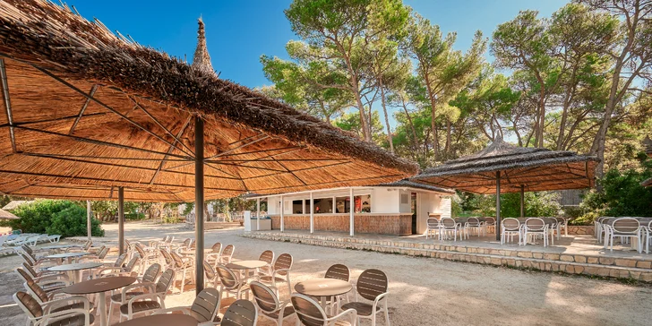 Super plážový resort v Pakoštane: ubytování v bungalovu, plná penze a spousta atrakcí zdarma