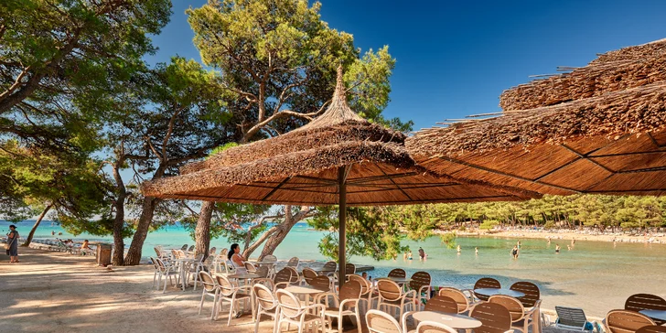 Super plážový resort v Pakoštane: ubytování v bungalovu, plná penze a spousta atrakcí zdarma